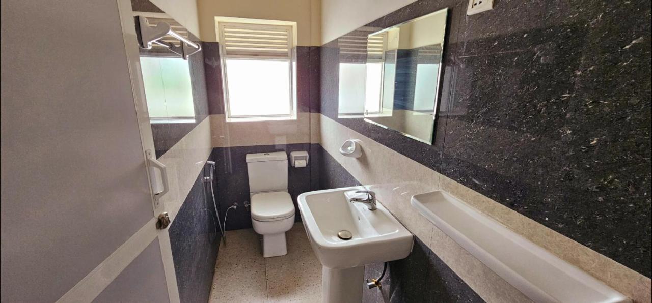 The Lion Pub & Hotel Dehiwala-Mount Lavinia Екстериор снимка